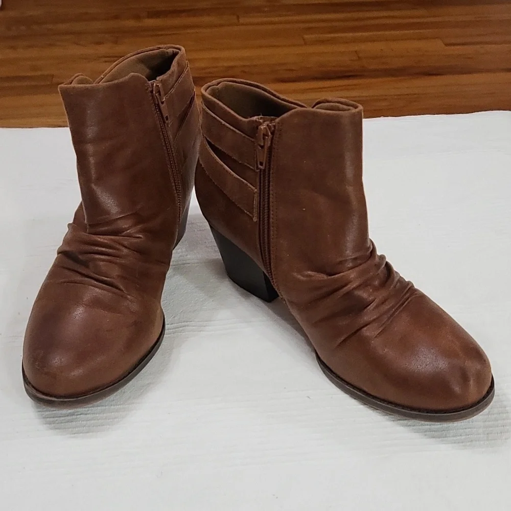 Wear Ever Womens Ankle Booties Brown Faux Lether Heeled Zips Buckles Sz 8.5 EUC‎